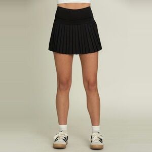 NWOT 15” Black Pleated Tennis Skirt | Small (S) | Gold Hinge